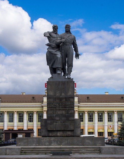 Bezpłatne pobieranie Pomnika dworca kolejowego w Rosji - darmowe zdjęcie lub obraz do edycji za pomocą internetowego edytora obrazów GIMP