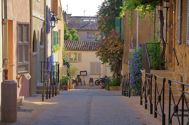 Téléchargement gratuit de Saint Tropez Street Colors - photo ou image gratuite à éditer avec l'éditeur d'images en ligne GIMP