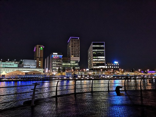 무료 다운로드 Salford Night Lights - 무료 무료 사진 또는 GIMP 온라인 이미지 편집기로 편집할 수 있는 사진