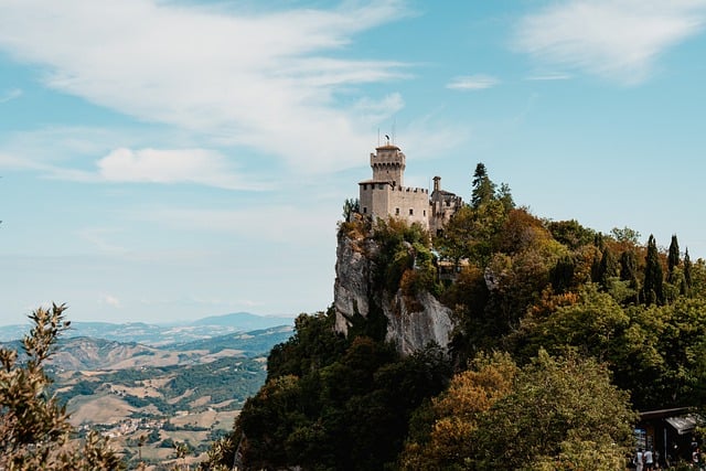 Bezpłatne pobieranie bezpłatnego zdjęcia zamku w górach San Marino do edycji za pomocą bezpłatnego edytora obrazów online GIMP