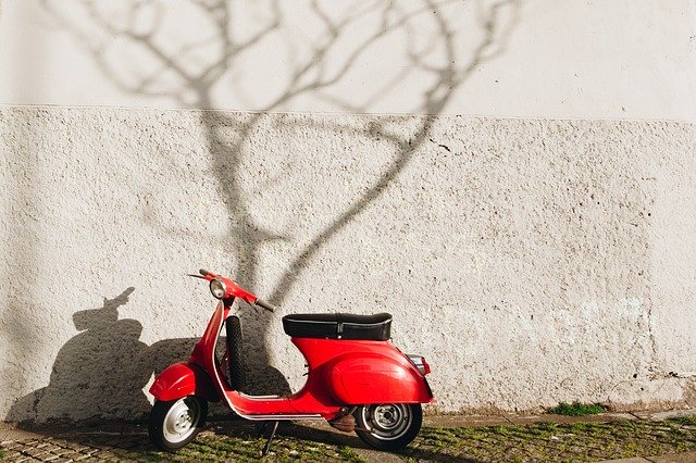 הורדה חינם Scooter Broken City Red Vehicle - תמונה או תמונה בחינם לעריכה עם עורך התמונות המקוון GIMP