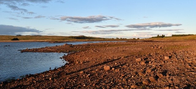 Unduh gratis Scottish Loch Rocky Beach Water - foto atau gambar gratis untuk diedit dengan editor gambar online GIMP