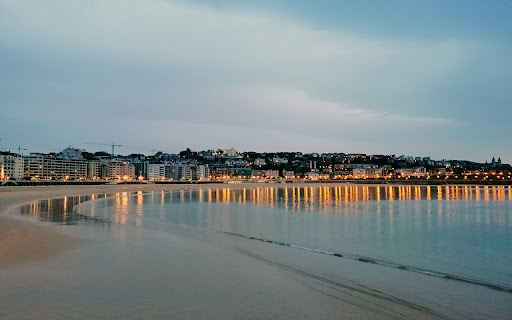 A breathtaking evening view of San Sebastian  from Chrome web store to be run with OffiDocs Chromium online