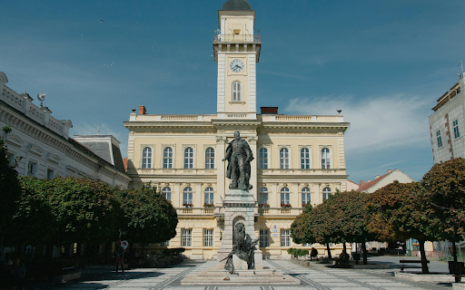 A large building with a statue in the middle  from Chrome web store to be run with OffiDocs Chromium online