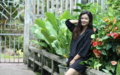 Black dress girl  from Chrome web store to be run with OffiDocs Chromium online
