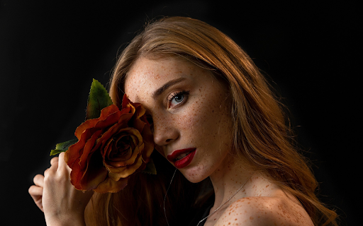 Blonde Girl with Flowers  from Chrome web store to be run with OffiDocs Chromium online