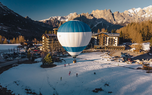 Blue and White Hot Air Balloon  from Chrome web store to be run with OffiDocs Chromium online