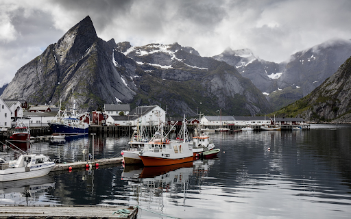Boat docked on the water  from Chrome web store to be run with OffiDocs Chromium online
