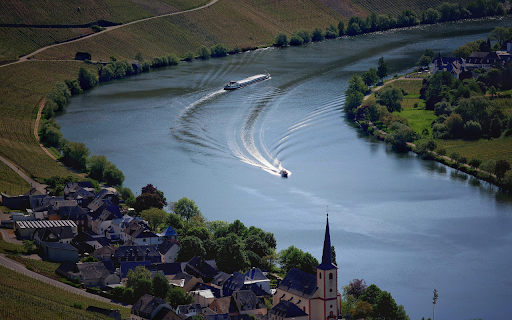 Boat gliding on the river  from Chrome web store to be run with OffiDocs Chromium online