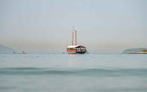 Boat in White Beach  from Chrome web store to be run with OffiDocs Chromium online