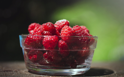 Bowl of red raspberries  from Chrome web store to be run with OffiDocs Chromium online