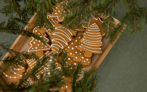 Brown Christmas Tree Shaped Gingerbread Cookies in a Wooden Crate  from Chrome web store to be run with OffiDocs Chromium online