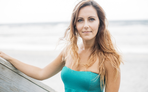 Brown haired girl by the beach  from Chrome web store to be run with OffiDocs Chromium online