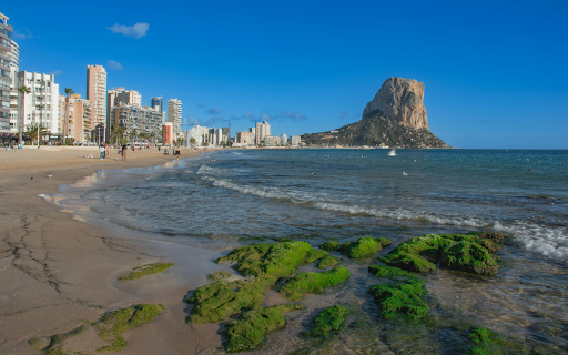 Calpe Beach with Peñón de Ifach under Blue Skies  from Chrome web store to be run with OffiDocs Chromium online