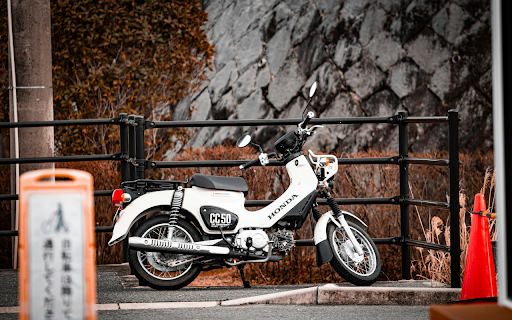 Classic White Honda Motorcycle Parked Outdoor  from Chrome web store to be run with OffiDocs Chromium online