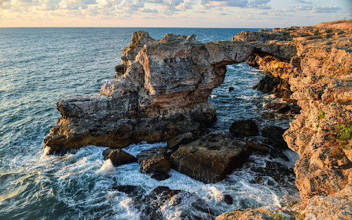 Cliff by the sea  from Chrome web store to be run with OffiDocs Chromium online