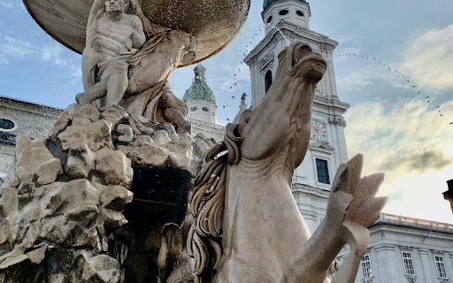 Close up of the Residence Fountain  from Chrome web store to be run with OffiDocs Chromium online
