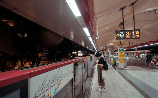 Commuters Waiting In the Train Station Platform  from Chrome web store to be run with OffiDocs Chromium online
