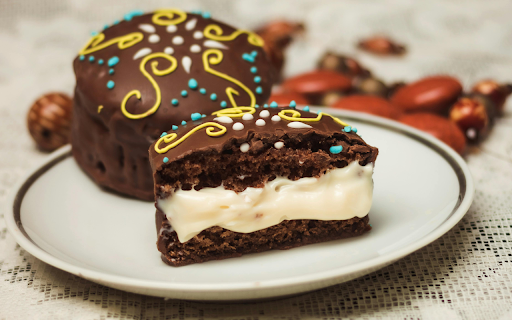 Delicious chocolate cupcakes with cream served on table  from Chrome web store to be run with OffiDocs Chromium online