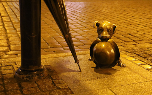 Dog statue on the side of the road  from Chrome web store to be run with OffiDocs Chromium online