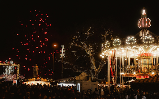 Festive Night at a Christmas Market with Illuminated Carousel  from Chrome web store to be run with OffiDocs Chromium online