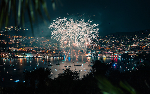 Fireworks Over the City Bay  from Chrome web store to be run with OffiDocs Chromium online