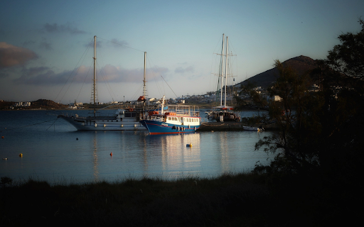 Fishing boats on the river in the afternoon  from Chrome web store to be run with OffiDocs Chromium online