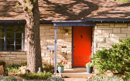 Floral Accents at a Stone Cottage  from Chrome web store to be run with OffiDocs Chromium online