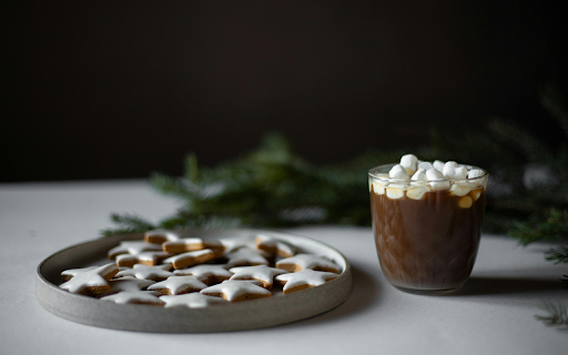 Gingerbread Star Beside a Cup of Hot Choco  from Chrome web store to be run with OffiDocs Chromium online
