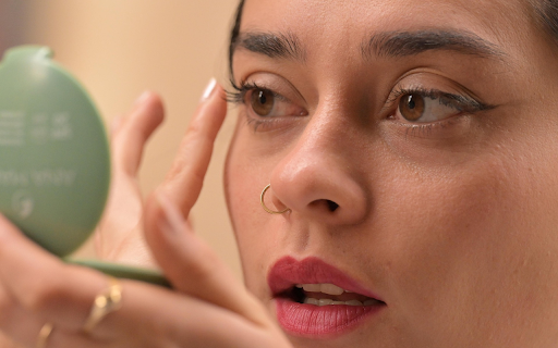 Girl and eyes  from Chrome web store to be run with OffiDocs Chromium online