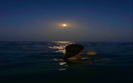 Girl and night sea wallpaper  from Chrome web store to be run with OffiDocs Chromium online