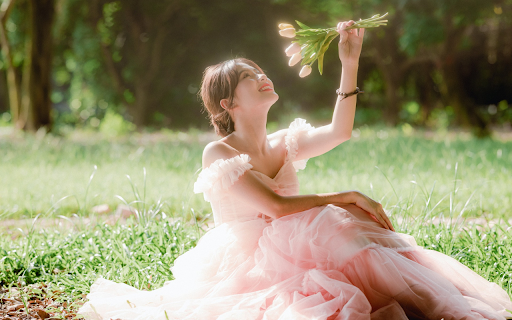 Girl and pink dress  from Chrome web store to be run with OffiDocs Chromium online