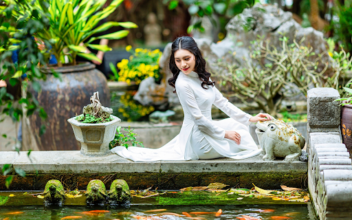 Girl by the aquarium  from Chrome web store to be run with OffiDocs Chromium online