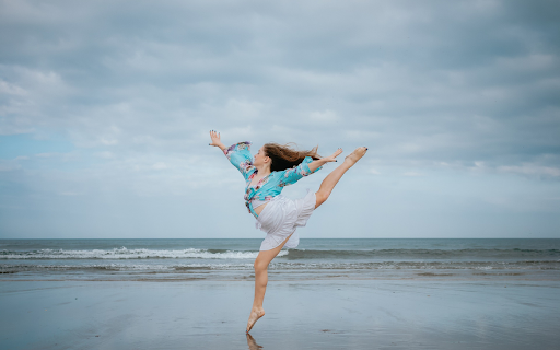 Girl dancing on the beach  from Chrome web store to be run with OffiDocs Chromium online