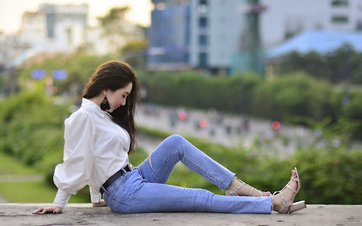 Girl in white shirt and jeans  from Chrome web store to be run with OffiDocs Chromium online