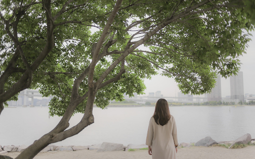 Girl looking at the lake  from Chrome web store to be run with OffiDocs Chromium online