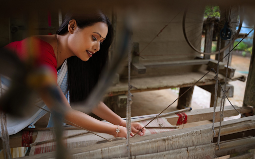 Girl next to the loom  from Chrome web store to be run with OffiDocs Chromium online