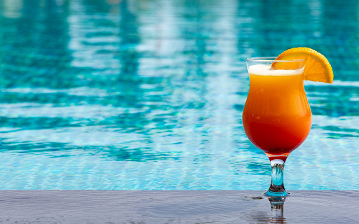Glass of water by the pool  from Chrome web store to be run with OffiDocs Chromium online