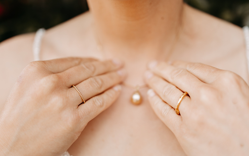 Gold jewelry set  from Chrome web store to be run with OffiDocs Chromium online