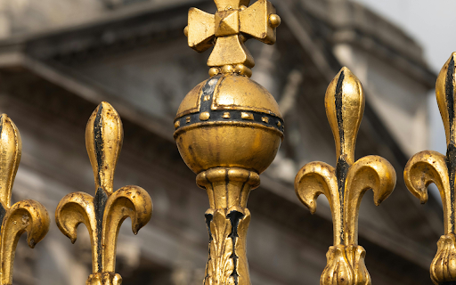 Gold Steel Candle Holder in Tilt Shift Lens  from Chrome web store to be run with OffiDocs Chromium online