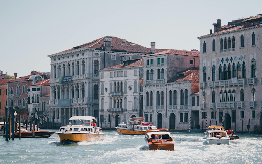Grand Canal and Waterfront Buildings in Venice  from Chrome web store to be run with OffiDocs Chromium online