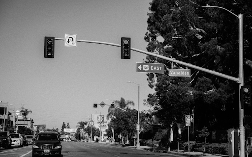 Grayscale Photo of Traffic Light  from Chrome web store to be run with OffiDocs Chromium online
