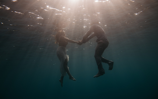 Holding hands under the lake  from Chrome web store to be run with OffiDocs Chromium online