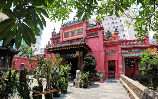 Jade Emperor Pagoda – A Mystical Sanctuary in the Heart of Saigon  from Chrome web store to be run with OffiDocs Chromium online