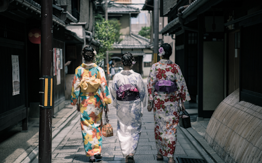 Kimonos Grace Along the Winding Lane  from Chrome web store to be run with OffiDocs Chromium online