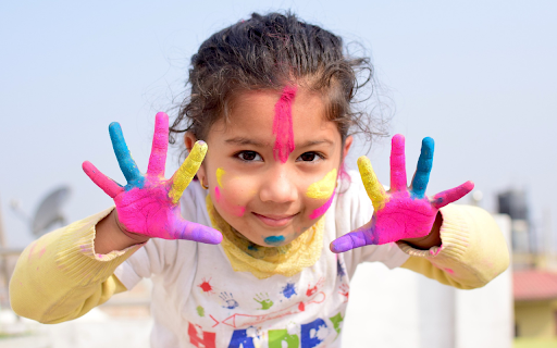 Little girl playing with paint  from Chrome web store to be run with OffiDocs Chromium online