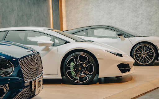 Luxury Cars in Car Showr  from Chrome web store to be run with OffiDocs Chromium online