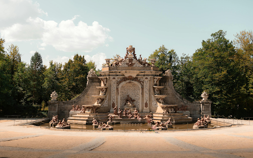 Majestic Fountain in Segovias Historical Park  from Chrome web store to be run with OffiDocs Chromium online