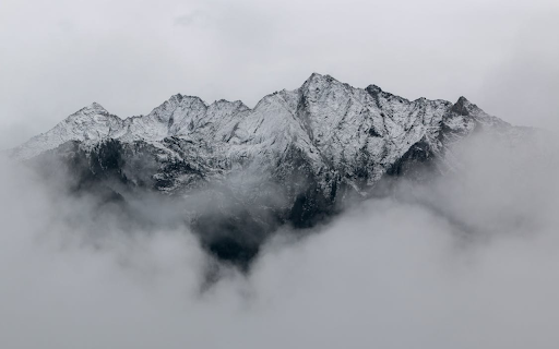 Majestic mountains covered with white snow and clouds  from Chrome web store to be run with OffiDocs Chromium online