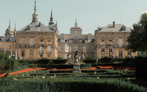 Majestic Segovia Palace with Lush Gardens  from Chrome web store to be run with OffiDocs Chromium online